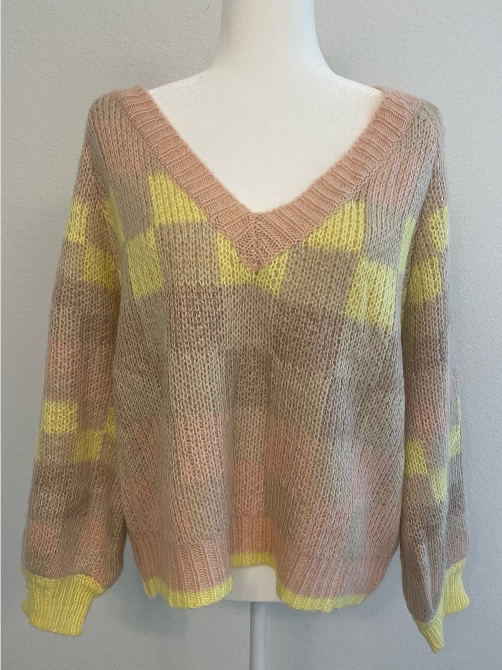 NWT slouchy V-Neck Sweater in Beige, Pink & Yellow